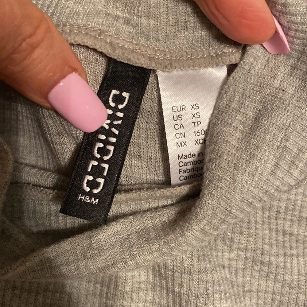 H & M Sporty Lightweight Mock Neck Long Sleeve cropped Top |Size XS - Picture 2 of 3